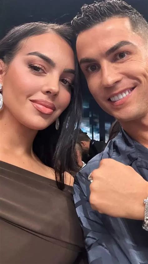 georgina toples|Shirtless Cristiano Ronaldo squeezes Georgina Rodríguezs butt。